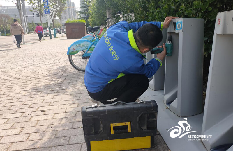 潍坊市区公共自行车劳动节坚守岗位保障市民绿色出行13