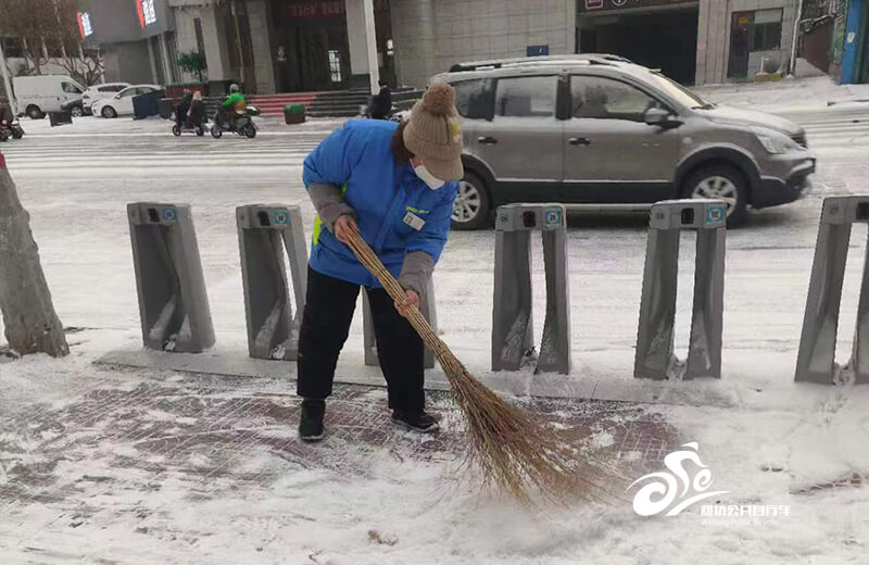 初雪至，自行车人清雪忙1