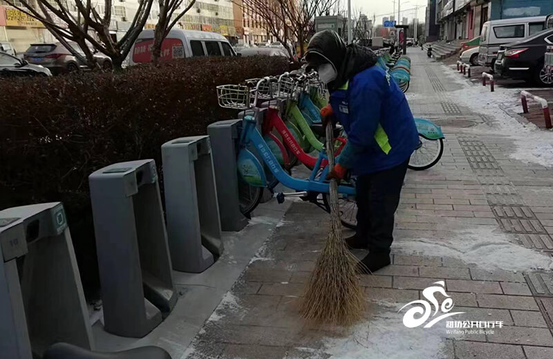 初雪至，自行车人清雪忙7